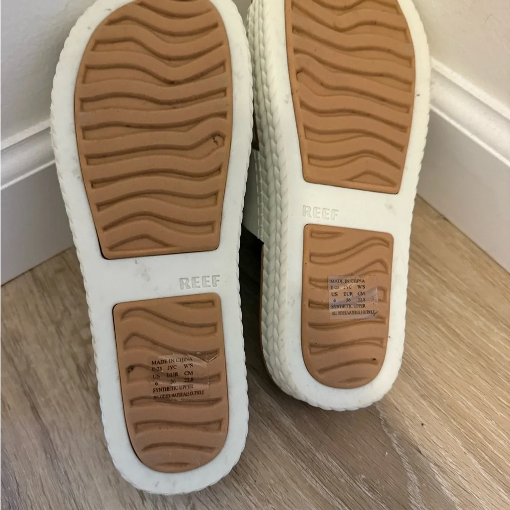 New white reef sandals - Picture 3 of 4